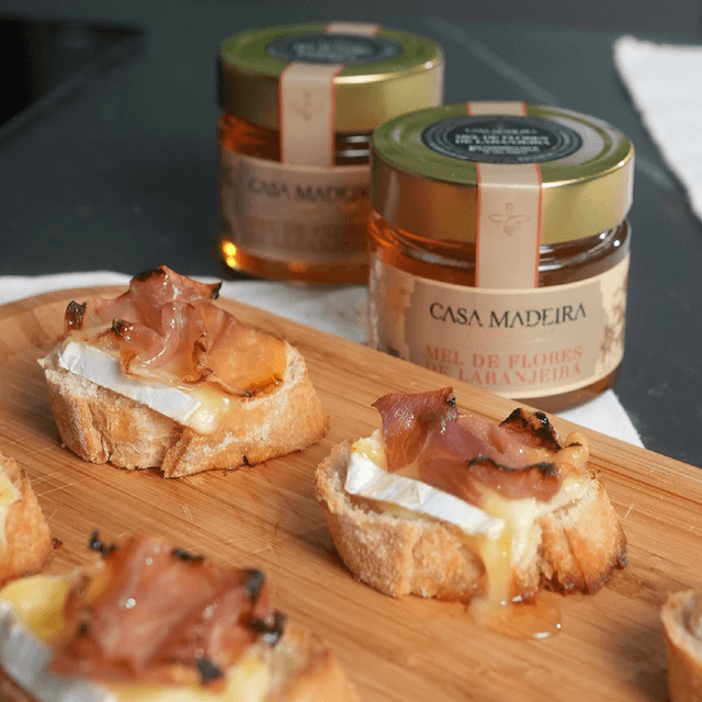 Bruschettas de Brie, Parma e Mel